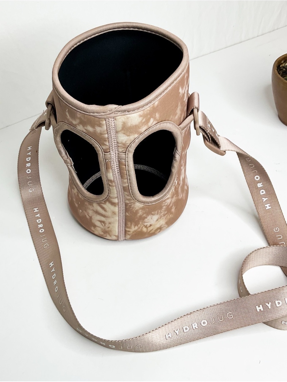 Hydrojug Neoprene Bottle Sling in Taupe Tie-Dye